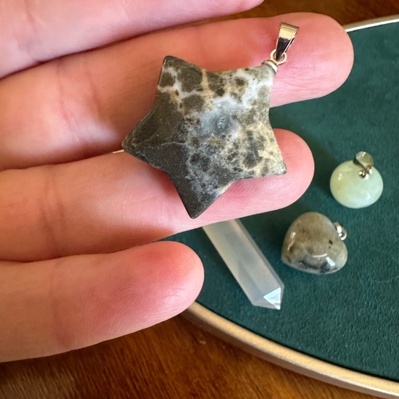 Moss Agate star and heart.  Set of 4 pieces.  Apple has UV reaction.  Natural - Picture 4 of 5